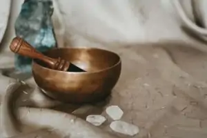 پاکسازی انرژی منفی خانه با صدای زنگ و کاسه تبتی برای آرامش محیط