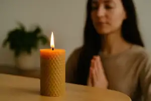 شمع دستساز طبیعی روشن روی میز چوبی در خانه